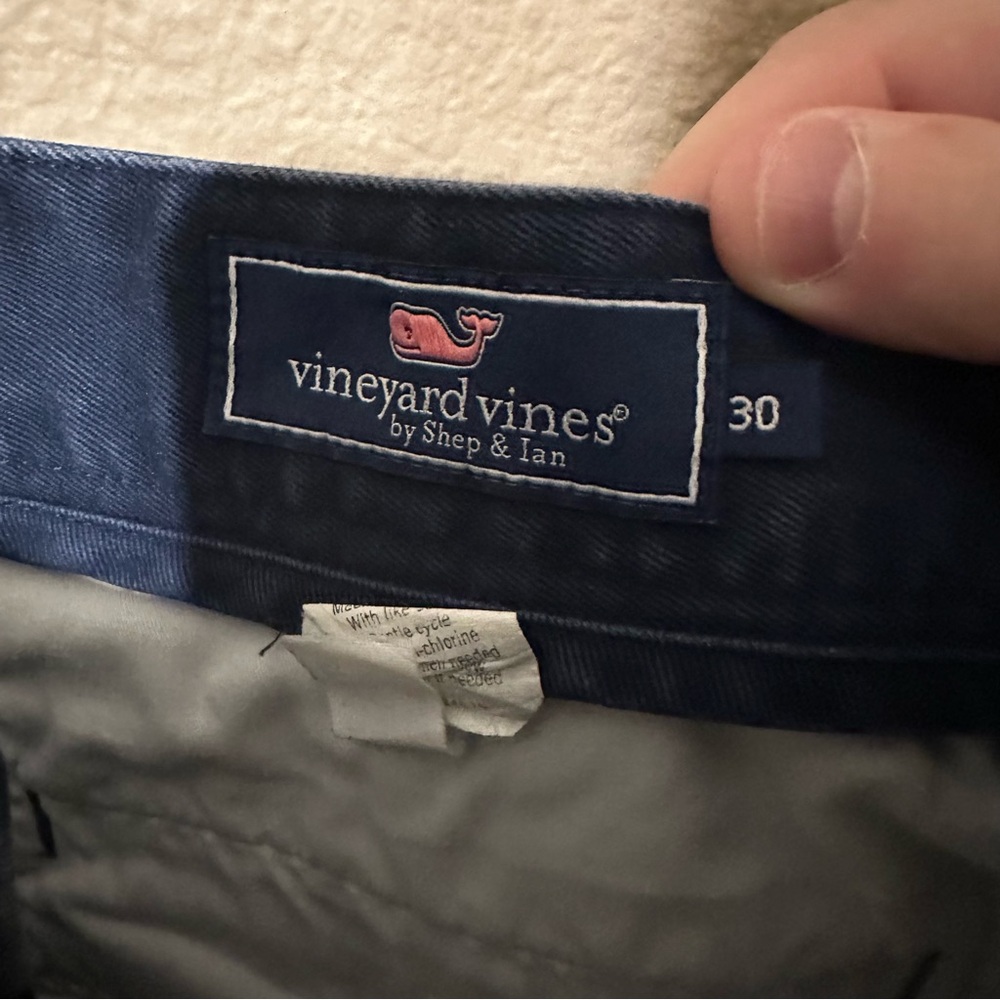 Vineyard Vines Men’s Patriotic Whale Patterned Blue Shorts - Picture 3 of 3